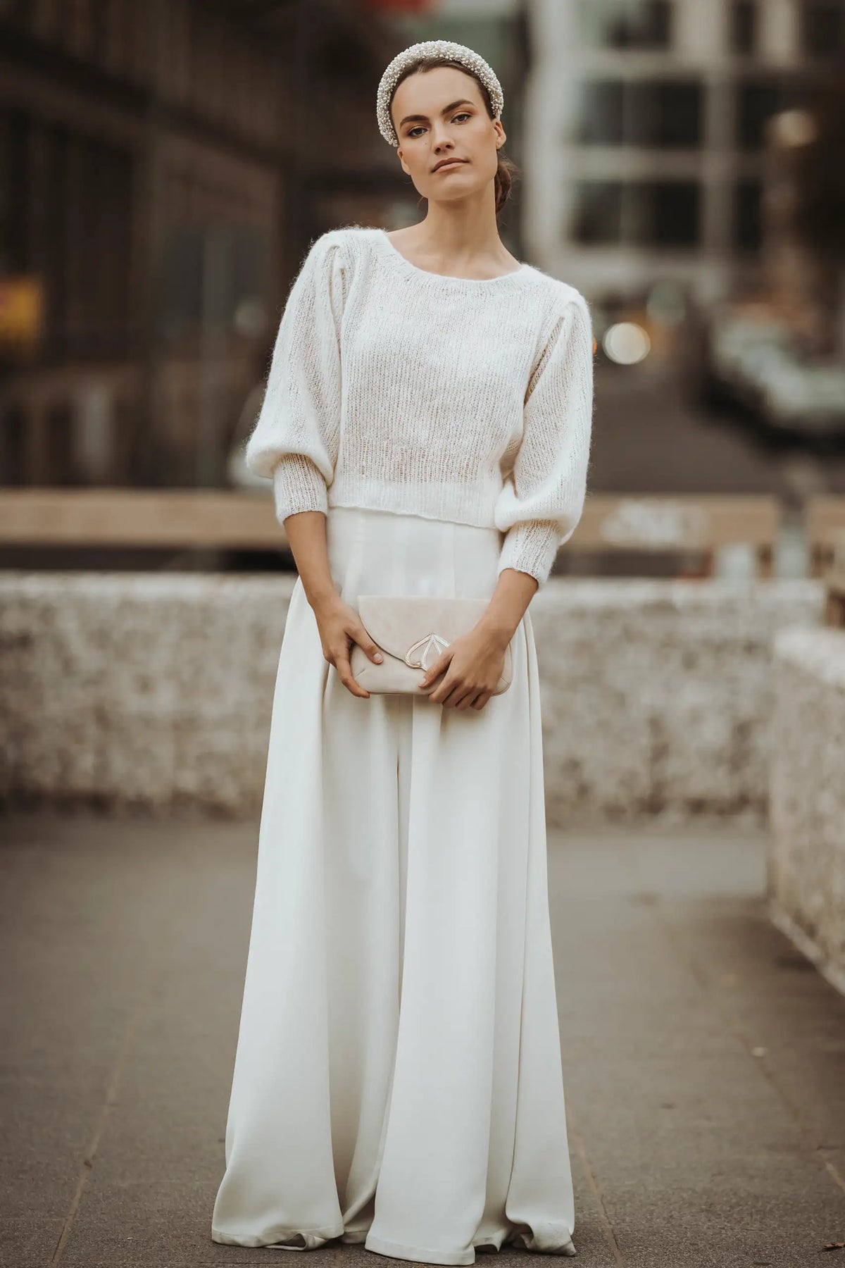 Eleganter Bridal Sweater aus Cashmere mit Perlenknopf im Nacken

