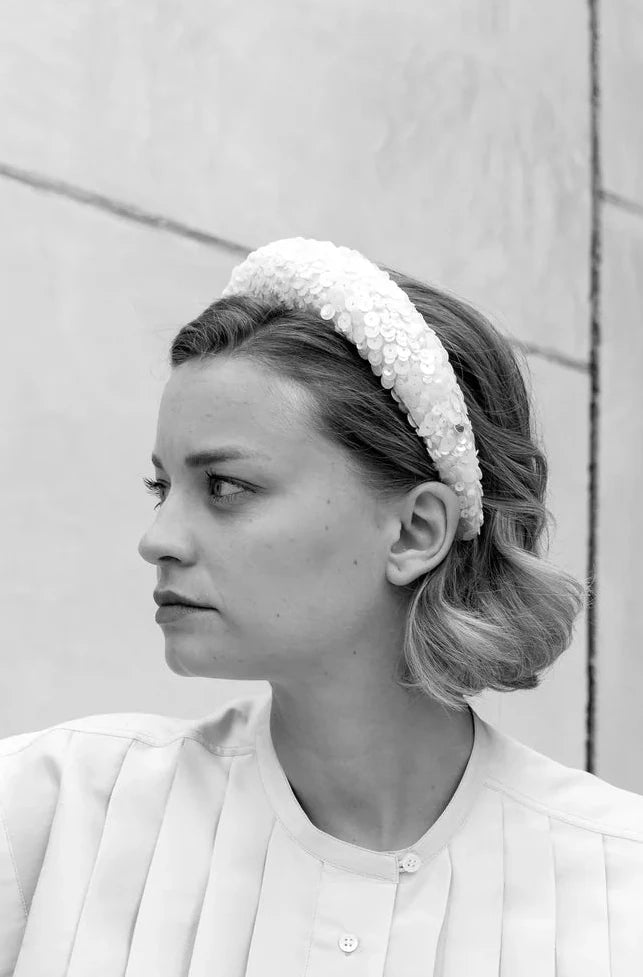 Mit weissen Pailletten besetzter Braut Haarreif mit schimmerndem Finish für moderne Braut Looks
